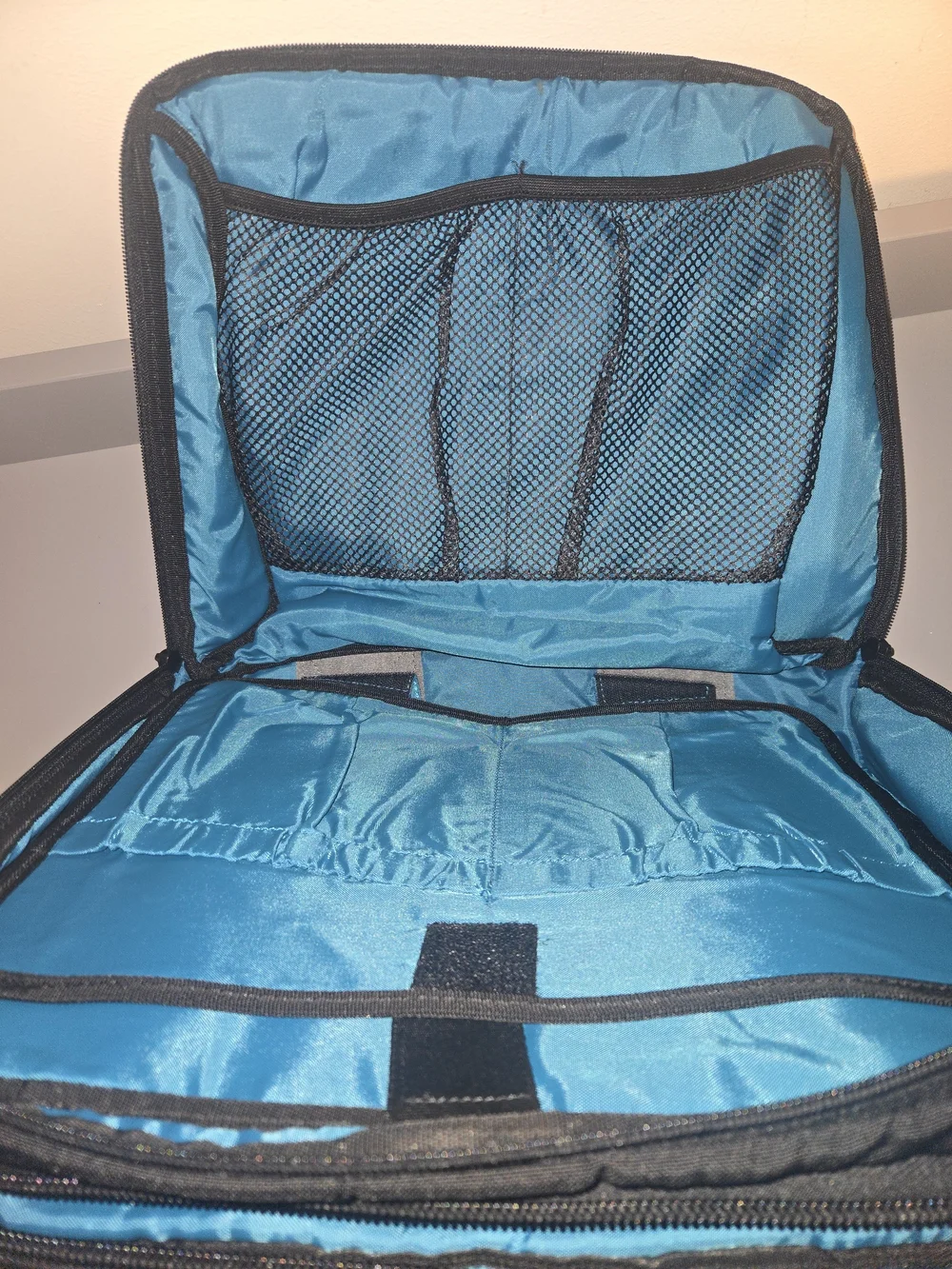 Skooba Black Laptop Messenger Bag with Blue Accents Like New